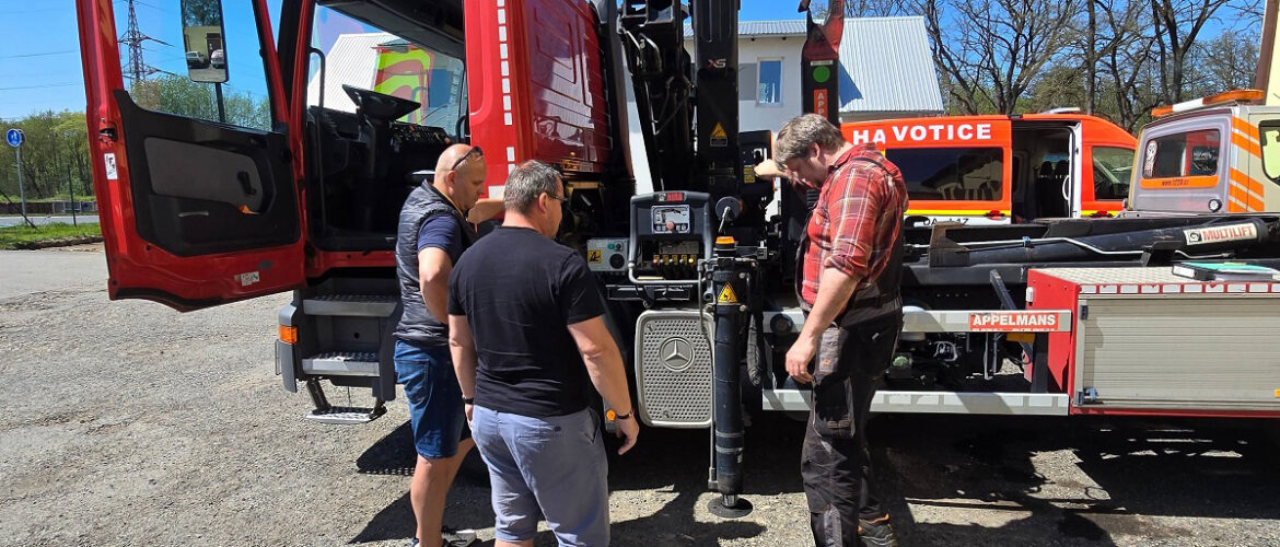 Odovzdanie technického automobilu, Mercedes Actros 6×4, nosič kontajnerov, s HR, obec Votice